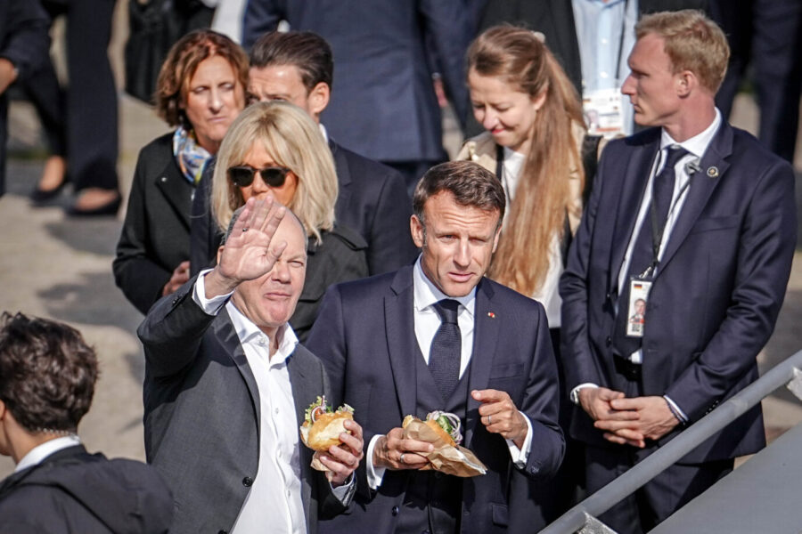 Frankreichs Präsident Emmanuel Macron (r), Bundeskanzler Olaf Scholz (SPD), Brigitte Macron (2.v.l) und Britta Ernst (l) essen gemeinsam im Treppenviertel in Blankenese an der Elbe ein Fischbrötchen. Das deutsche und das französische Kabinett treffen sich in der Hansestadt zu einer zweitägigen Klausur. Nicht nur Frank-Walter Steinmeier wird fehlendes Fingerspitzengefühl im öffentlichen Auftreten vorgeworfen.