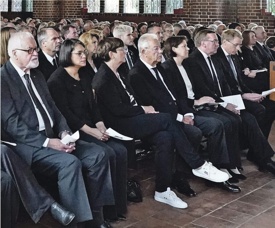 Das Bild zeigt die SPD-Chefin Saskia Esken bei der Beerdigung ihrer Parteifreundin Heide Simonis. Esken trägt dabei weiße Turnschuhe. Nicht nur Frank-Walter Steinmeier wird regelmäßig fehlendes Fingerspitzengefühl bei öffentlichen Auftritten vorgeworfen.